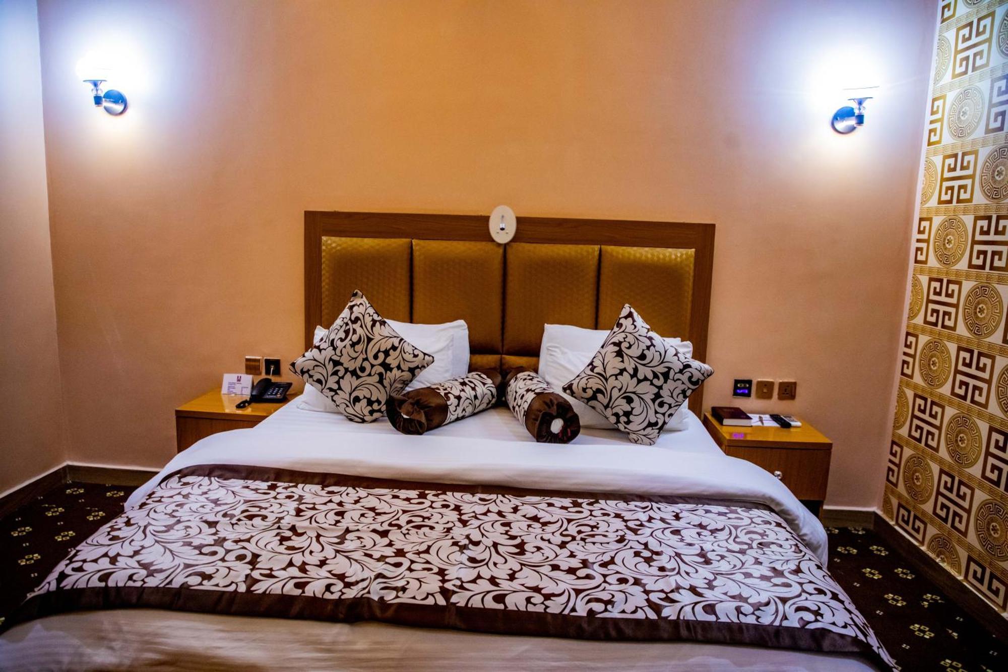 Villa Hilton Hotels Uyo Exterior photo